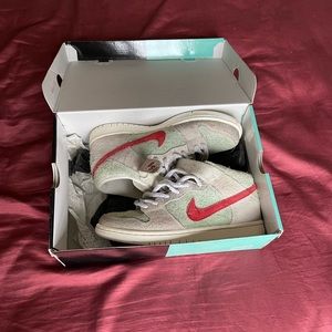 Rare White Widow Nike SB Dunks
